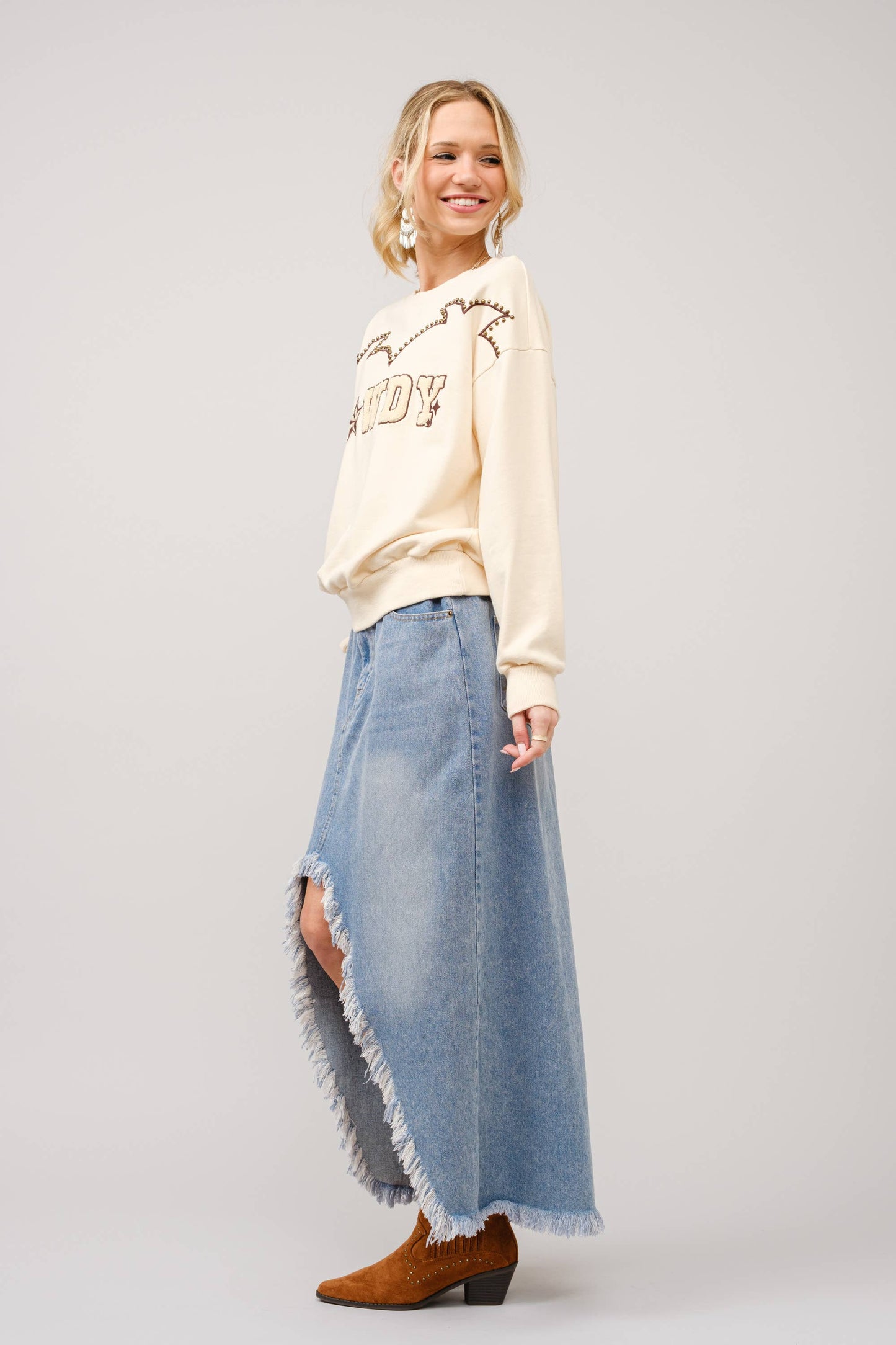 Howdy Studded Yoke Embroidered Sweatshirt - large